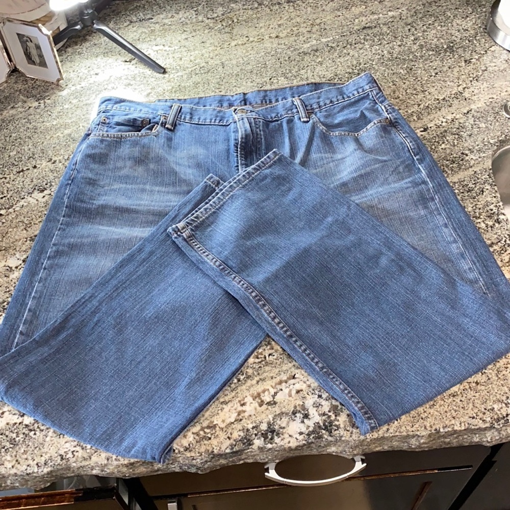 569 Levi Strauss & Co. 40 x 32​